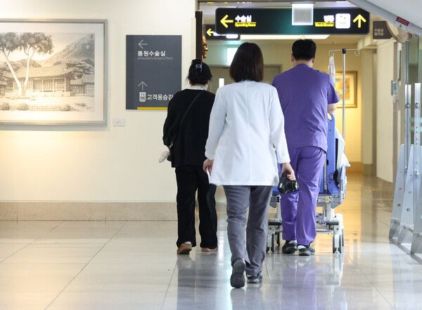 국민의 절반이 의정 갈등 해소 가능성에 회의적인 반응을 보인 것과 전공의 공백 여파로 피해를 본 환자들이 늘어난 점은 정부와 의료계 모두에게&nbsp;부담이 될 것으로 보여 해를 넘긴 의정갈등의 돌파구를 마련 할 수 있을지 주목된다.&nbsp; [사진=연합뉴스]