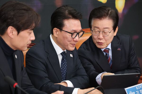 더불어민주당 이재명 대표가 13일 오전 서울 여의도 국회에서 열린 최고위원회의에 참석해 김민석 최고위원과 대화하고 있다. [사진= 연합뉴스]