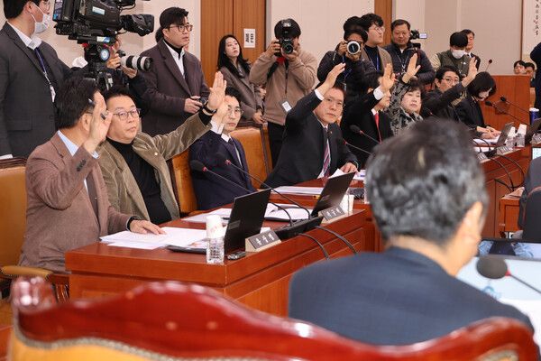 13일 국회 법제사법위원회 전체회의에서 국민의힘 소속 위원 전원이 '제삼자 추천 내란 특검법' 토론이 시작되자 손을 들어 발언기회를 요청하고 있다. [사진=연합뉴스]&nbsp;