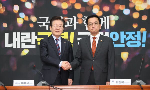 최상목 대통령 권한대행 부총리 겸 기획재정부 장관이 13일 서울 여의도 국회에서 더불어민주당 이재명 대표와 면담에 앞서 악수하고 있다. [사진= 연합뉴스]