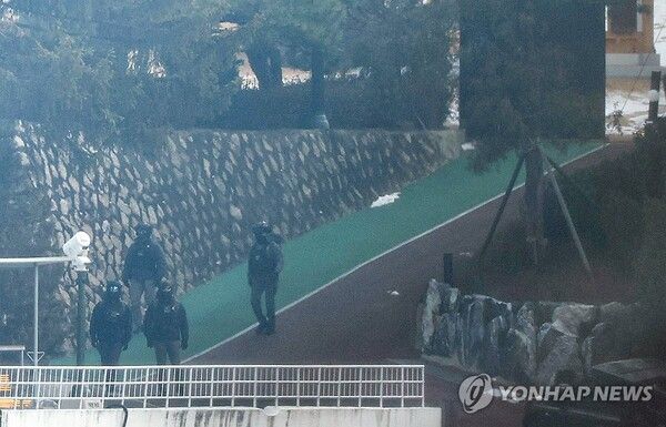 관저 순찰하는 경호처 직원 [사진=연합뉴스]