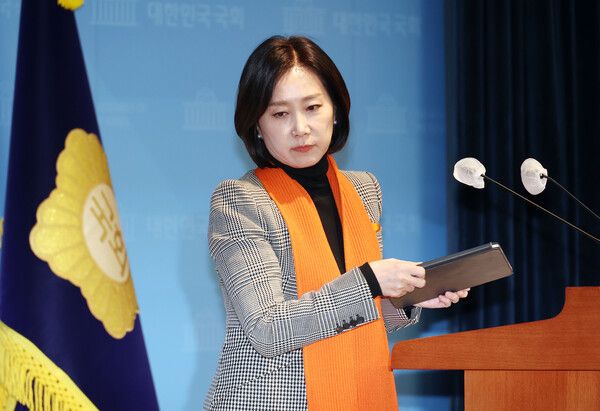 개혁신당 허은아 대표가 12일 오전 서울 여의도 국회 소통관에서 당 내 현안 관련 기자회견을 마치고 밖으로 나서고 있다. [사진= 연합뉴스]