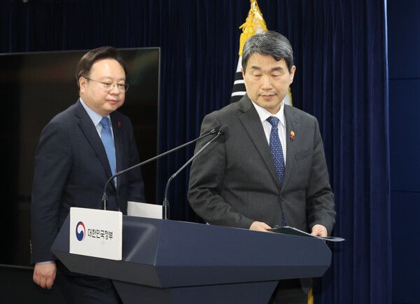 이주호 부총리 겸 교육부 장관과 조규홍 보건복지부 장관이 '의료계와 의학교육계에 드리는 말씀'을 발표하기 위해 10일 서울 종로구 정부서울청사 브리핑룸으로 들어서고 있다. 2025.1.10 [사진=연합뉴스]