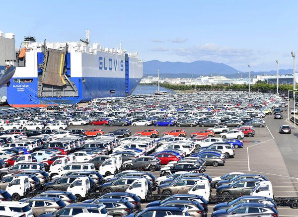 현대차·기아는 14일 지난해 수출 실적을 잠정 집계한 결과 하이브리드차와 전기차 등 친환경차 수출이 전년 대비 3% 증가한 70만7,853대를 기록했다고 밝혔다. 사진은 현대차 울산공장 수출선적부두. [사진=현대차그룹]