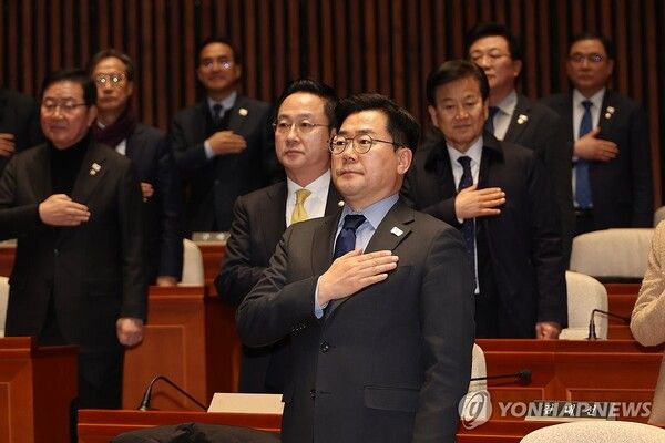 더불어민주당 박찬대 원내대표를 비롯한 의원들이 8일 오후 국회에서 열린 의원총회에서 국기에 경례하고 있다. [사진= 연합뉴스]