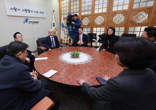 더불어민주당 박성준, 고민정, 서미화, 전용기 의원, 개혁신당 천하람 의원, 조국혁신당 신장식 의원 등이 13일 오후 서울 중구 국가인권위원회에서 안창호 위원장과 면담하기 위해 기다리고 있다. 2025.1.13 [사진=연합뉴스]