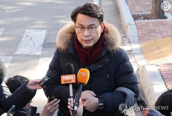 고위공직자범죄수사처(공수처)와 경찰이 윤석열 대통령에 대한 2차 체포영장 집행에 나선 15일 경기 과천시 정부과천청사 내 고위공직자범죄수사처 앞에서 국민의힘 윤상현 의원이 취재진 질문에 답하고 있다. 2025.1.15 [사진=연합뉴스]