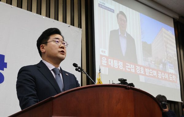 더불어민주당&nbsp;박찬대&nbsp;원내대표가 15일 국회에서 열린 의원총회에서 발언하고 있다. [사진=연합뉴스]
