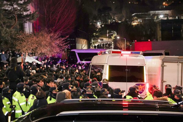 고위공직자범죄수사처(공수처)와 경찰이 윤석열 대통령에 대한 2차 체포영장 집행에 나선 15일 서울 용산구 한남동 대통령 관저 입구에서 경찰이 대기하고 있다.[사진=연합뉴스]