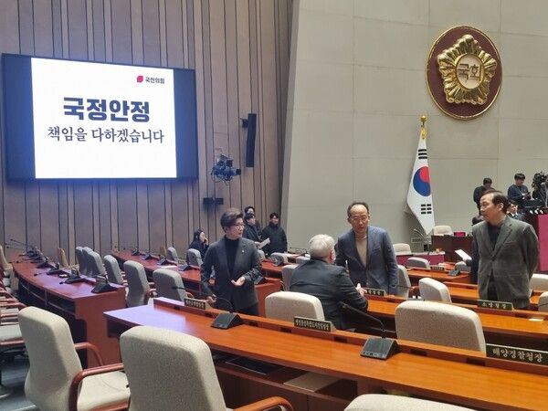 추경호 국민의힘 의원이 15일 비상 의원총회에 참석해 인요한 의원 등과 인사를 나누고 있다. [사진=김민주 기자]