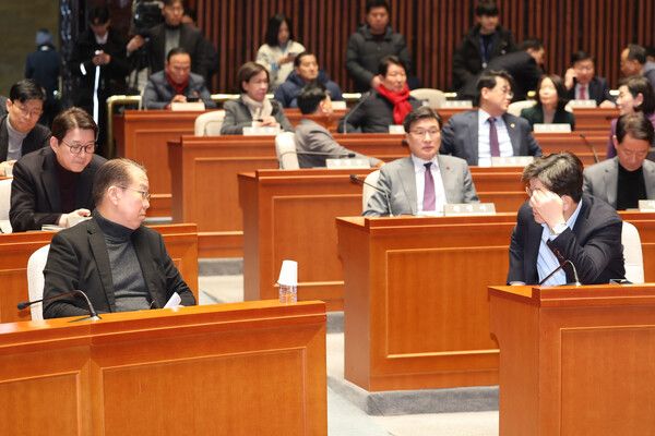 국민의힘&nbsp;권영세 비상대책위원장과 권성동 원내대표가 15일 서울 여의도 국회에서 열린 비상 의원총회에서 대화하고 있다. [사진=연합뉴스]