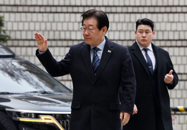 더불어민주당 이재명 대표가 14일 서울 서초구 서울중앙지법에서 열린 '대장동 배임·성남FC 뇌물' 관련 1심 속행 공판에 출석하고 있다. 2025.1.14 [사진=연합뉴스]