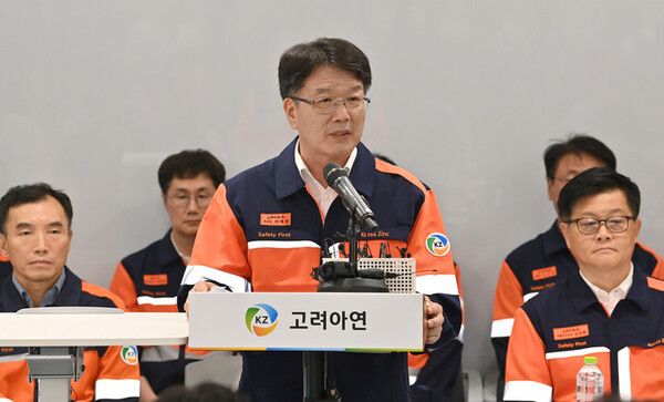 지난해 9월 24일 이제중 고려아연 부회장을 포함한 고려아연 핵심 기술진들이 서울 종로구 그랑서울에서 MBK·영풍의 적대적 M&A에 반대하며 기자회견을 열고 입장을 밝혔다. [사진=연합뉴스]