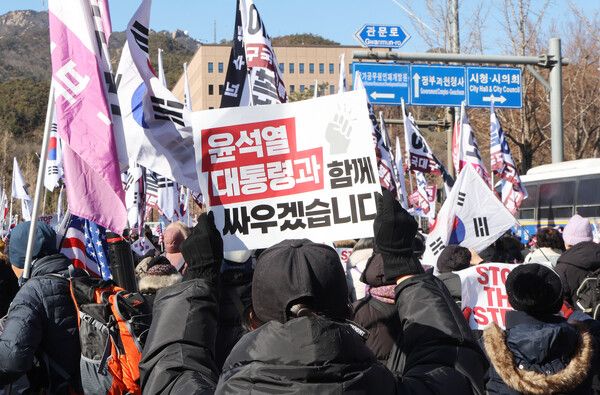 고위공직자범죄수사처(공수처)가 윤석열 대통령을 내란 수괴 혐의로 체포해 조사하고 있는 15일 오후 경기도 과천시 공수처가 위치한 정부과천청사 앞에서 윤 대통령 지지자들이 시위하고 있다. 2025.1.15 [사진=연합뉴스]