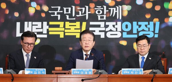 더불어민주당 이재명 대표(가운데)가 17일 국회에서 열린 최고위원회의에서 발언하고 있다. [사진= 연합뉴스]