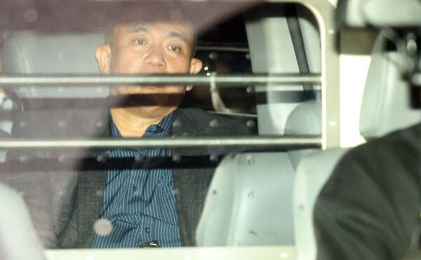 김건희 여사 공천 개입 의혹과 미래한국연구소의 불법 여론조사 의혹 등 사건의 핵심 인물인 명태균 씨가 14일 오후 경남 창원시 성산구 창원지방법원(창원지법)에 구속 전 피의자 심문(영장실질심사)을 마치고 법원을 나서고 있다. 2024.11.14 [사진=연합뉴스]