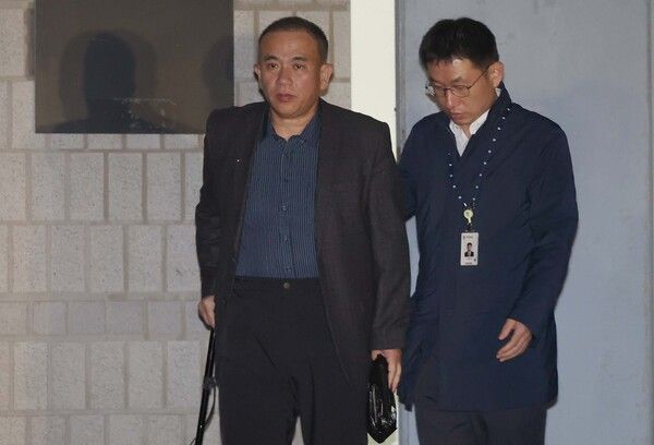 김건희 여사 공천 개입 의혹과 미래한국연구소의 불법 여론조사 의혹 등 사건의 핵심 인물인 명태균 씨가 14일 오후 경남 창원시 성산구 창원지방법원(창원지법)에 구속 전 피의자 심문(영장실질심사)을 마치고 법원을 나서고 있다. 2024.11.14 [사진=연합뉴스]