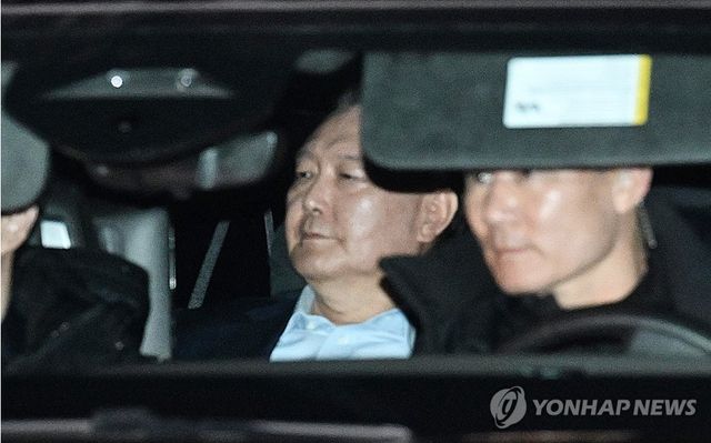 윤석열 대통령에 대해 헌정사상 초유의 현직 대통령 구속영장이 청구됐다. 윤 대통령이 지난 15일밤 공수처 조사를 마치고 서울구치소로 향하고 있다. [사진=연합뉴스]