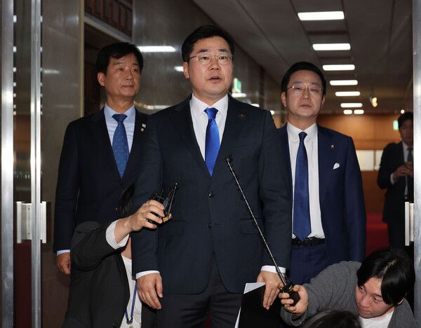 더불어민주당 박찬대 원내대표가 17일 오후 서울 여의도 국회 본청 국회의장실을 나서며 취재진 앞에서 발언하고 있다. 2025.1.17 [사진=연합뉴스]