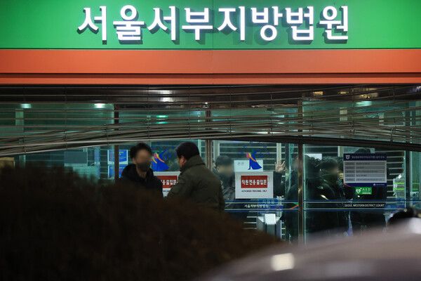 내란 우두머리 혐의를 받는 윤석열 대통령의 구속영장이 발부된 19일 오전 서울 마포구 서울서부지방법원 정문 셔터가 윤 대통령 지지자들의 난동으로 파손돼 있다. 2025.1.19 [사진=연합뉴스]