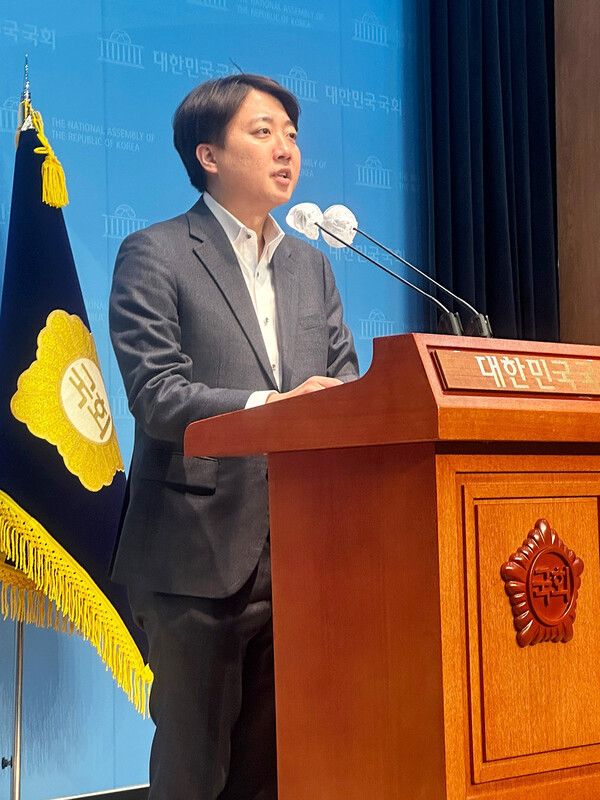 개혁신당 이준석 의원이 19일 국회 소통관에서 서부지법 소요 사태와 관련해 기자회견을 하고 있다. 2025.1.19 [이준석 의원실 제공. 재판매 및 DB 금지] [사진=연합뉴스]