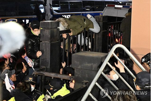 윤 대통령 구속영장 발부 소식에 尹지지자들이 법원 담을 넘고 기물을 부수며 난동을 부리고 있다. [사진=연합뉴스]