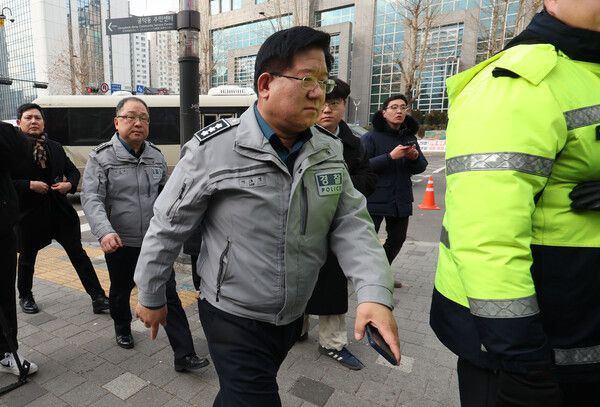 이호영 경찰청장 직무대행이 19일 오전 서울 마포구 서부지방법원에서 윤석열 대통령 지지자들이 서부지법에 벌인 집단 불법행위와 관련해 현장 점검하기 위해 이동하고 있다. 2025.1.19 [사진=연합뉴스]