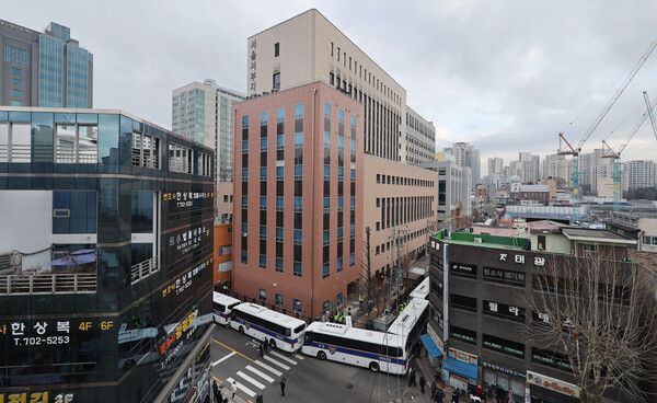 윤석열 대통령이 내란 우두머리 혐의로 구속되자 일부 지지자들이 서울서부지방법원 내부로 난입해 불법폭력사태를 일으킨 19일 오전 서부지법 주변으로 경찰차벽이 설치돼 있다. 2025.1.19 [사진=연합뉴스]