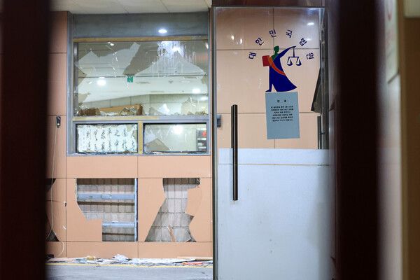 윤석열 대통령이 내란 우두머리 혐의로 구속되자 지지자들이 서울 마포구 서울서부지방법원을 습격한 19일 오전 서부지법 창과 외벽 등이 파손돼 있다. 2025.1.19 [사진=연합뉴스]