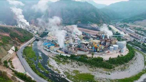 영풍 석포제련소에서 배출가스가 뿜어져 나오고 있다. [사진=영풍]