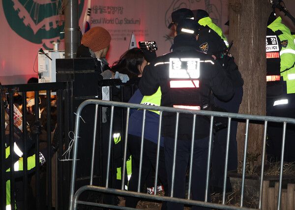 내란 우두머리 혐의로 체포된 윤석열 대통령이 출석한 가운데 구속 전 피의자심문(영장실질심사)이 열린 18일 서울 마포구 서울서부지법에서 윤 대통령 지지자들이 법원 담장을 넘으려 시도하고 있다. 2025.1.18 [공동취재] [사진=연합뉴스]