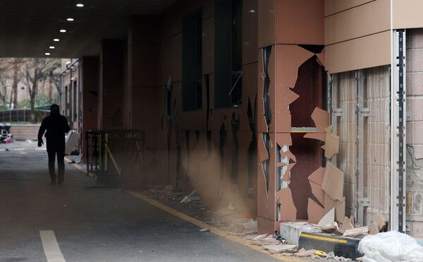 윤석열 대통령이 내란 우두머리 혐의로 구속되자 일부 지지자들이 서울서부지방법원 내부로 난입해 불법폭력사태를 일으킨 19일 오전 서부지법 외벽과 창문 등 시설물이 파손돼 있다. 2025.1.19 [사진=연합뉴스]