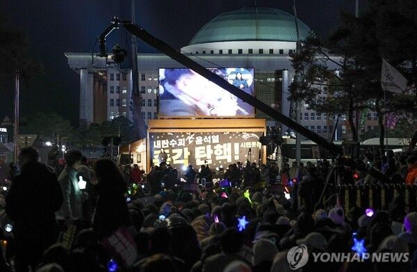 '윤석열 즉각 퇴진·사회대개혁 비상행동'이 13일 오후 서울 영등포구 국회의사당 인근에서 연 탄핵소추안 국회 통과 촉구 촛불집회에서 참가자들이 응원봉을 들고 구호를 외치고 있다. 2024.12.13 [사진=연합뉴스]