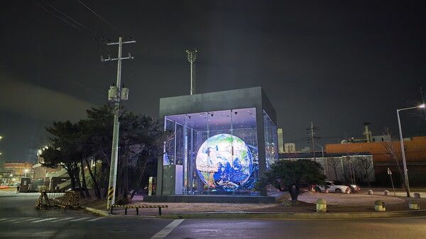 SK이노베이션은 지난 1일 울산Complex(이하 SK 울산CLX) 정문에 지름 6m 짜리 초대형 발광다이오드(LED) 글로브(Globe) 조형물인 ‘매직스피어’를 설치하고 점등식을 가졌다고 밝혔다. [사진=SK이노베이션]
