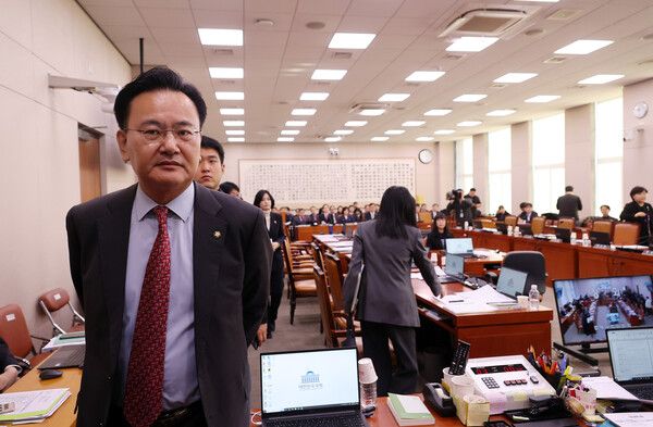 24일 오전 국회에서 열린&nbsp;법제사법위원회 전체회의에서 여야 의원들이 언쟁을 벌이다 국민의힘 간사인 유상범 의원 등이 퇴장하고 있다. [사진=연합뉴스]