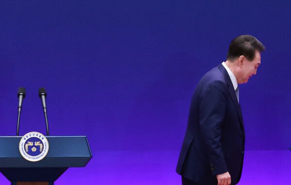 윤석열 대통령에 대한 탄핵소추안이 14일 국회 본회의를 통과했다. 탄핵안이 통과되면서 국정운영은 권한대행 체제로 전환된다.사진은 지난 5월 27일 청와대 영빈관에서 열린 제9차 한일중 정상회의 공동기자회견 뒤 퇴장하는 윤 대통령. 2024.12.14 [사진=연합뉴스]