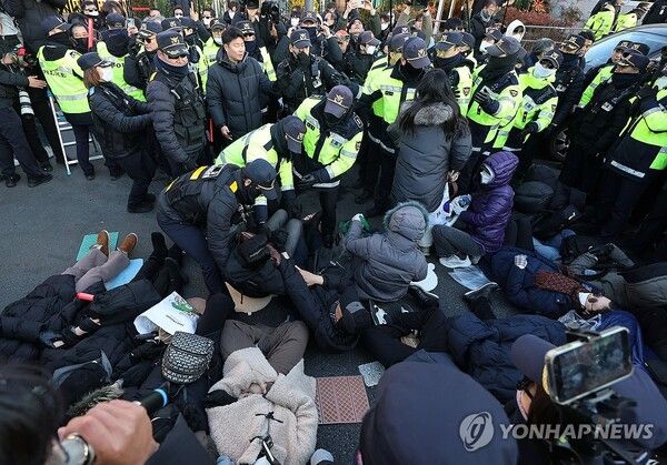 2일 윤석열 대통령 체포영장 집행을 막기위해 지지자들이 한남동 대통령 관저 정문 앞 도로에 누워있는 법집행을 저지하고 있다. [사진=연합뉴스]