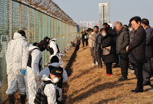 더불어민주당 이재명 대표가 1일 오후 전남 무안군 무안국제공항 제주항공 여객기 참사 현장 외곽 울타리에서 수색 현장과 시민들이 남긴 추모 물품을 보고 있다. 2025.1.1 [사진=연합뉴스]