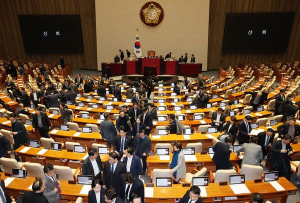 17일 밤 속개된 국회 본회의에서 윤석열 정부의 내란ㆍ외환 행위의 진상규명을 위한 특별검사 임명 등에 관한 법률안에 대한 수정안이 통과된 뒤 야당 의원들이 회의장을 나서고 있다. 2025.1.17 [사진=연합뉴스]