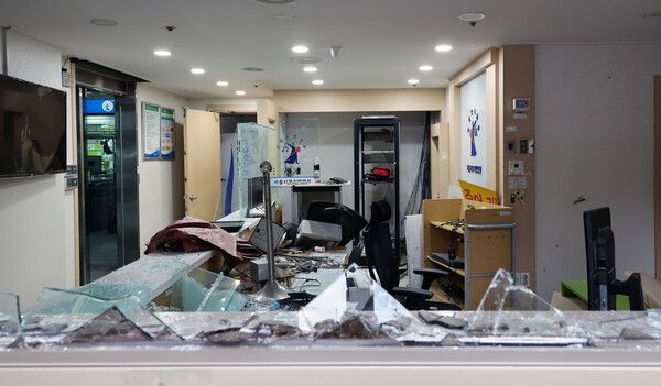 윤석열 대통령이 내란 우두머리 혐의로 구속되자 일부 윤 대통령 지지자들이 서울서부지방법원 내부로 난입해 불법폭력사태를 일으킨 19일 오후 서부지법 내부가 파손돼 있다. 2025.1.19 [사진=연합뉴스]
