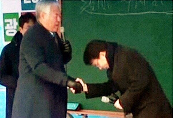 윤상현 국민의힘 의원이 지난 5일 한남동 대통령 관저앞에서 전광훈 목사에게 90도로 고개숙여 깎듯이 인사하고 있다. [사진=유튜브 ‘전광훈TV’ 갈무리]