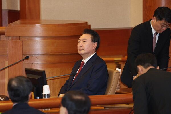 윤석열 대통령이 21일 오후 서울 종로구 헌법재판소에서 열리는 탄핵심판 3차 변론에 출석하고 있다. [사진=연합뉴스]