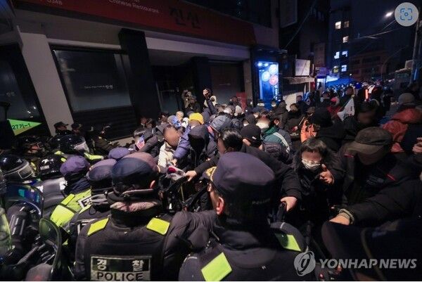 윤석열 대통령이 내란 우두머리 혐의로 구속되자 일부 지지자들이 서울 마포구 서울서부지방법원에 난입한 19일 오전 서부지법 후문 인근에서 경찰이 시위 중인 윤 대통령 지지자들을 해산시키려고 하자 지지자들이 이를 막고 있다. 2025.1.19 [사진=연합뉴스]