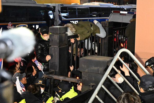 내란 우두머리 혐의로 체포된 윤석열 대통령이 출석한 가운데 구속 전 피의자심문(영장실질심사)이 열린 지난 18일 서울 마포구 서울서부지법에서 윤 대통령 지지자들이 법원 담장을 넘으려 시도하고 있다. 2025.1.19 [공동취재] [사진=연합뉴스]