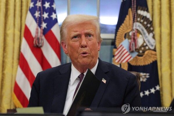 행정명령 서명하는 트럼프 [사진=로이터=연합뉴스]