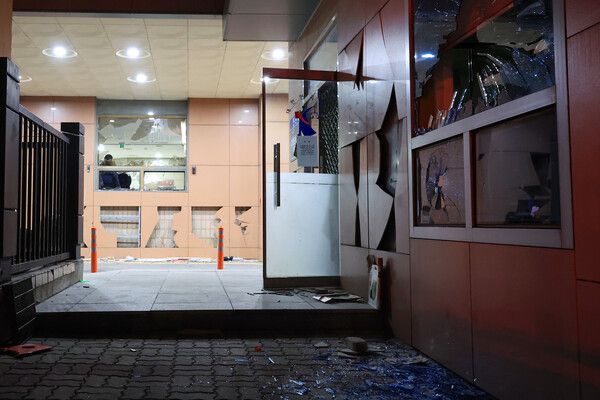 윤석열 대통령이 내란 우두머리 혐의로 구속되자 지지자들이 서울 마포구 서울서부지방법원을 습격한 19일 오전 서부지법 창과 외벽 등이 파손돼 있다. 2025.1.19 [사진=연합뉴스]