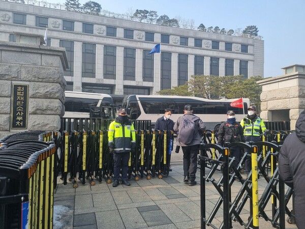 윤석열 대통령이 탄핵심판 3차 변론에 출석할 것으로 알려진 21일 오전 서울 종로구 헌법재판소 앞에 경찰이 버스로 차벽을 만들고 입구를 통제하고 있다. [사진=김민주 기자]