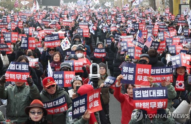 21일 윤석열 대통령이 출서한 헌법쟆한소앞에 대거 집결해있는 尹지지자들. [사진=연합뉴스]