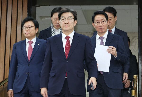 국민의힘&nbsp;권성동&nbsp;원내대표(가운데)가 21일 국회에서 열린 원내대책회의에 입장하고 있다. [사진=연합뉴스]