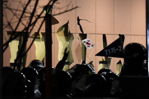 윤석열 대통령이 내란 우두머리 혐의로 구속되자 일부 지지자들이 서울 마포구 서울서부지방법원에 난입한 19일 오전 서부지법 외벽 등이 파손돼 있다. 2025.1.19 [사진=연합뉴스]